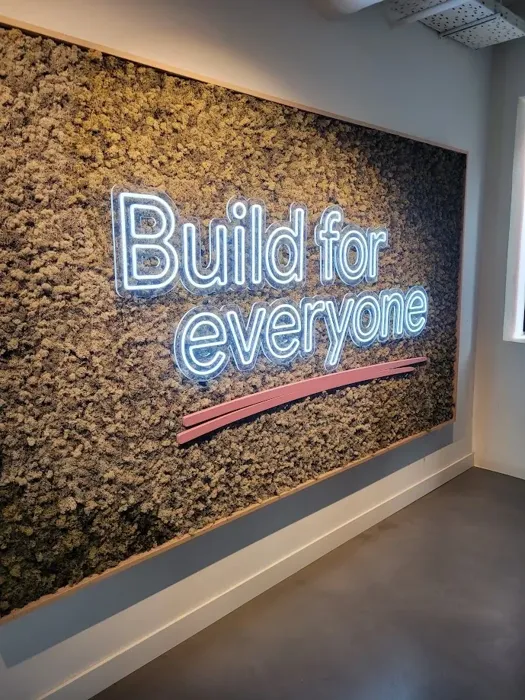 Rótulo Build for everyone en Google for Startups Campus Madrid