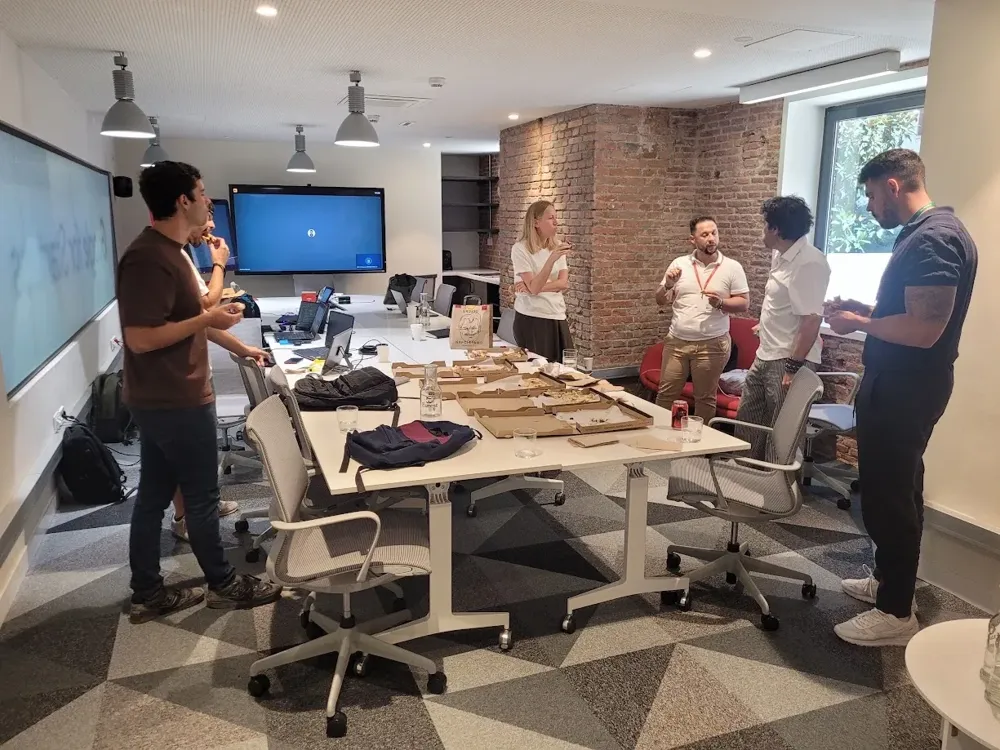 El equipo de Prominence AI en una sesión de trabajo